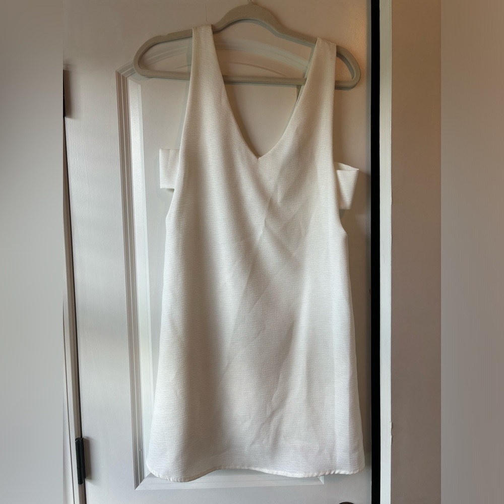 NWT WHITE SIDE CUT OUT DRESS SIZE SMALL